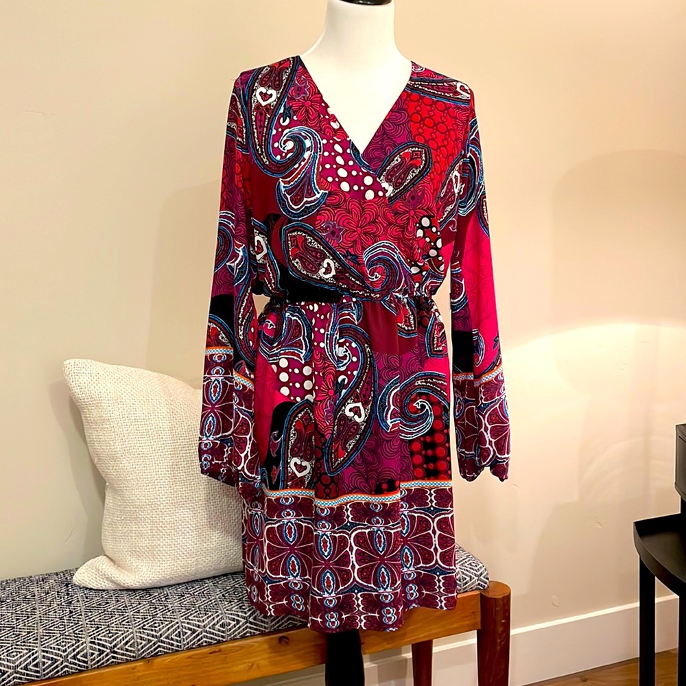 Gorgeous bright  V neck dress by Design Lab